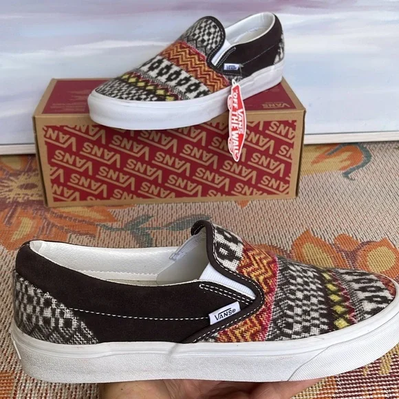 Vans WMNS Classic Slip-0n
Fair Isle Brown/Multi
VN0A5JMHBF0
Sneakers - Picture 11 of 16
